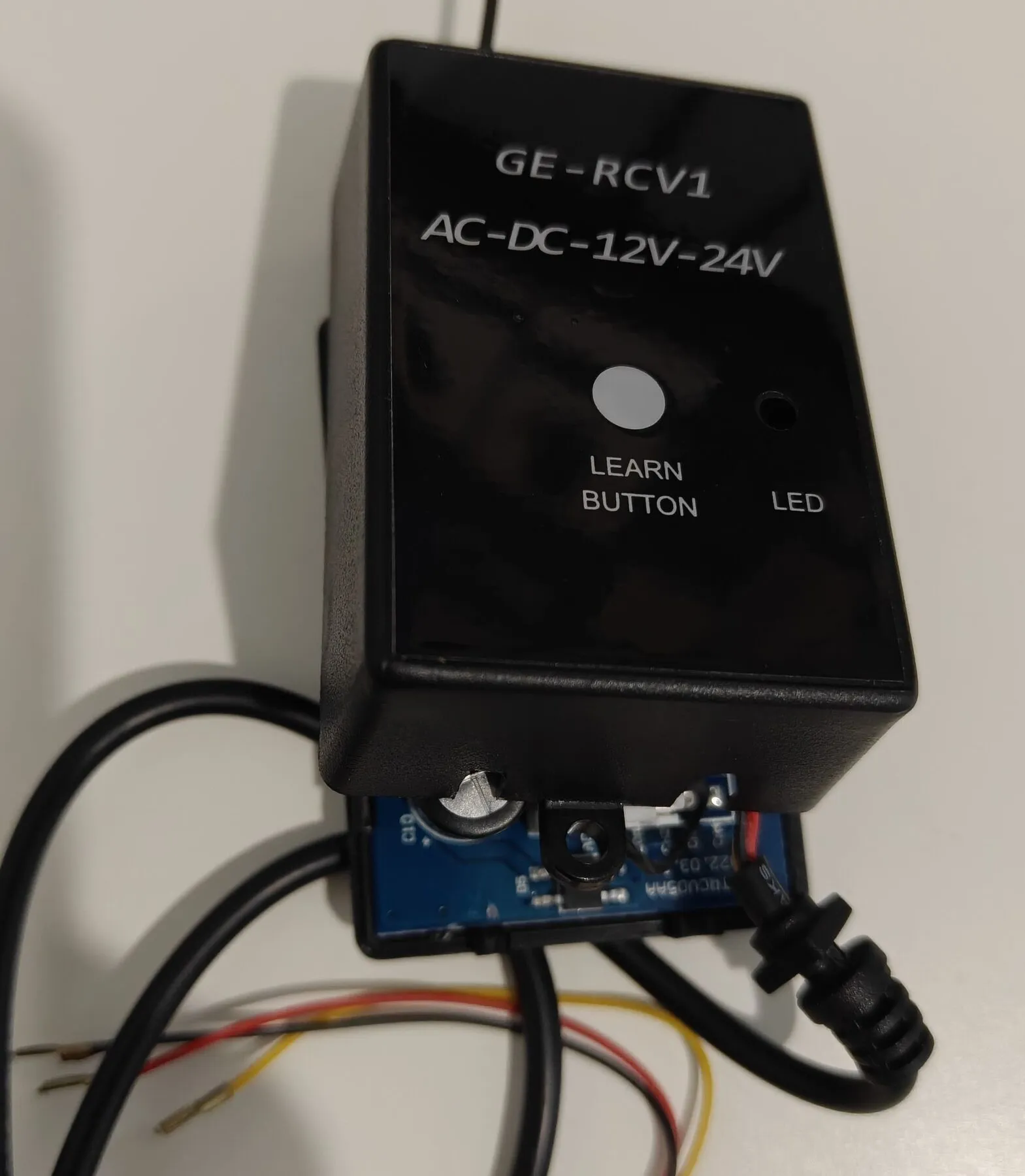 The GE-RCV1 1-channel receiver, closed: LEARN button, LED, three wires and the antenna